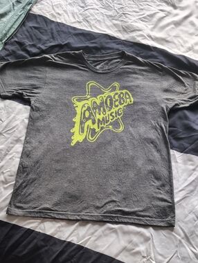 AMOEBA MUSIC Graphic Tee in Sz Large - Neon Yellow on Charcoal